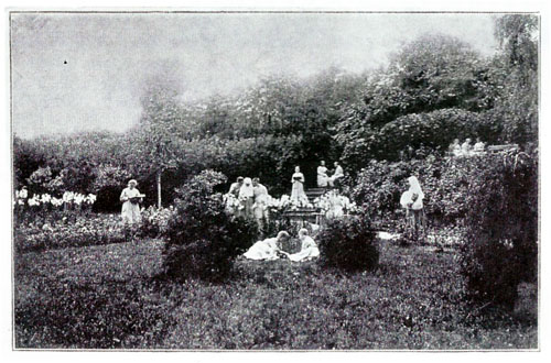 В саду Марфо-Мариинской обители